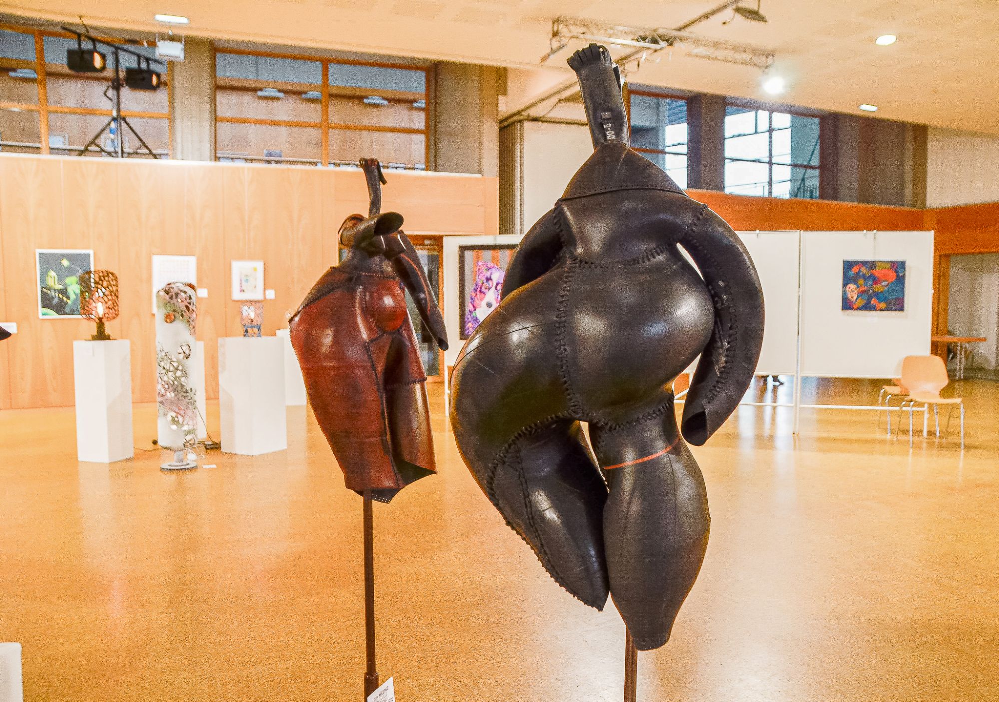 On y voit deux sculptures en chambre à air, corps de femme - oeuvres réalisées par Marité Braster
