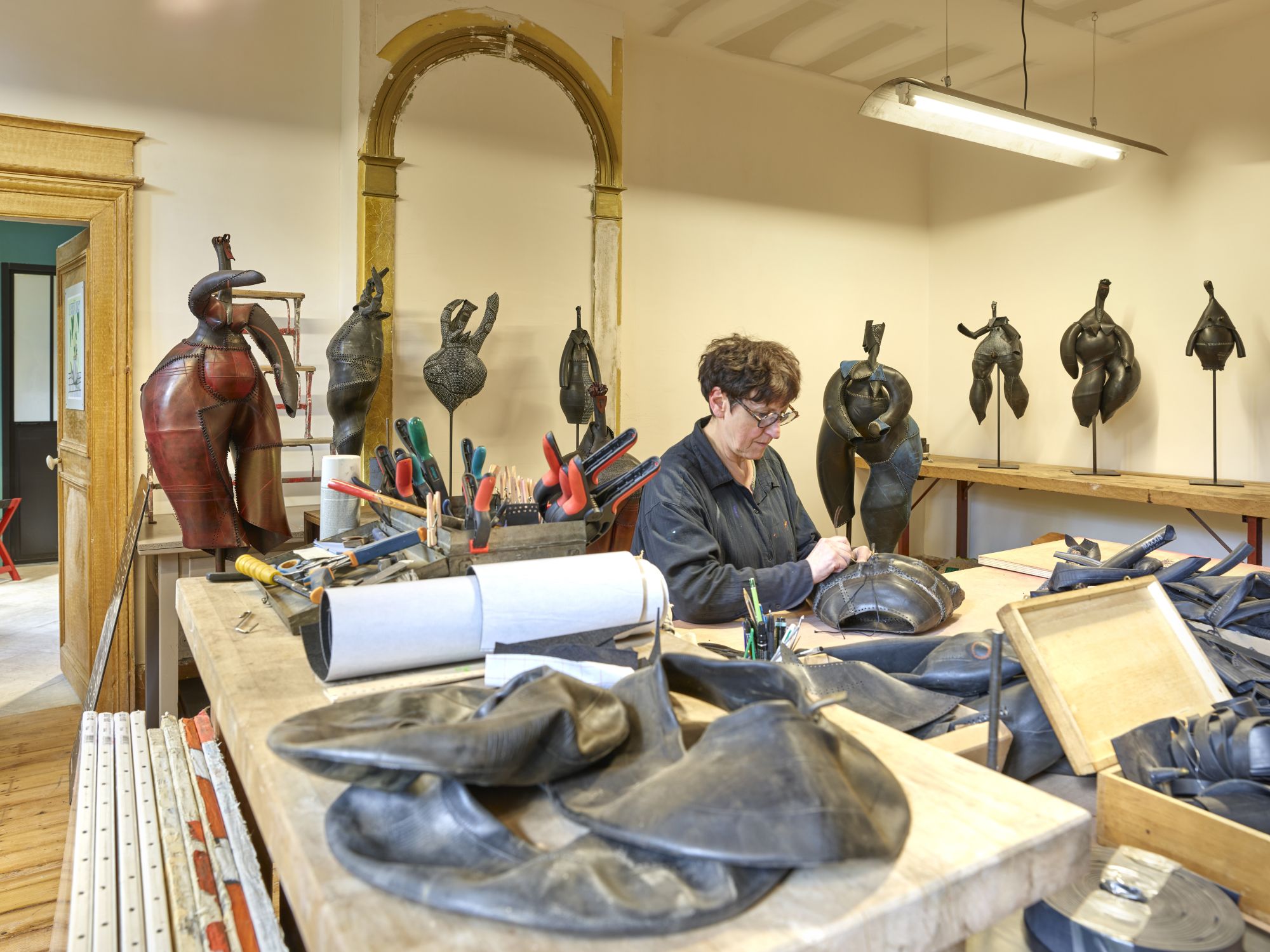 On y voit l'artiste Marit&eacute; Braster entrain de travailler dans son atelier de sculpture