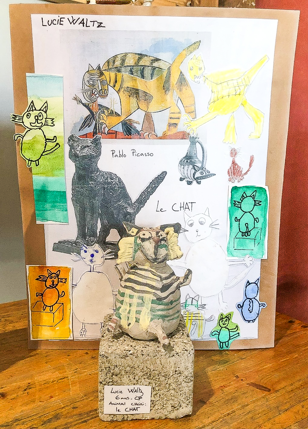 On y voit une sculpure chat r&eacute;alsi&eacute; par une jeune du Centre socio Culturel AGORA