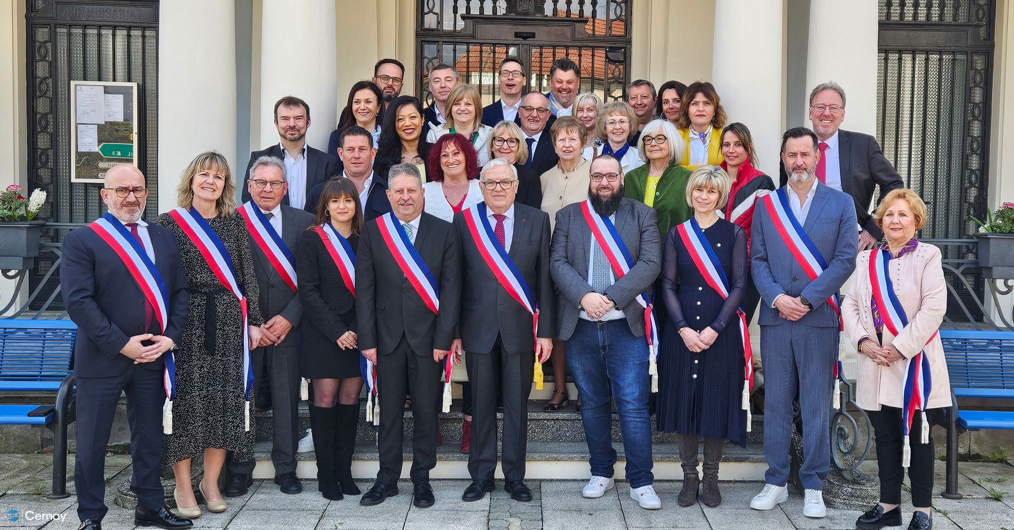 On y voit Michel Sordi, maire entour&eacute; des membres du conseil municipal le 21-03-26 &agrave; Cernay