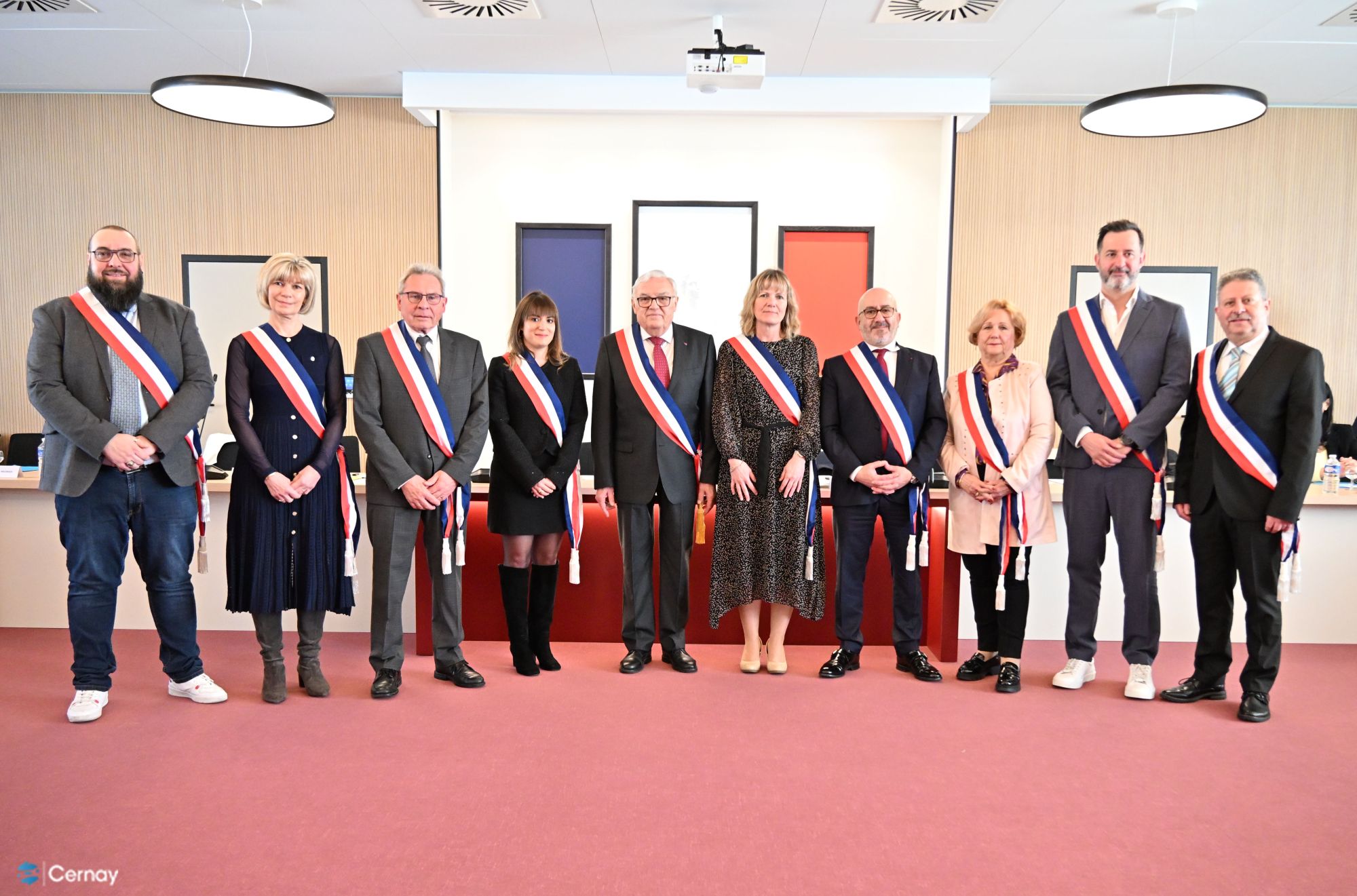 On y voit Michel Sordi, maire et ses neufs adjoints &eacute;lus lors du conseil municipal d'intallation le 21-03-26 &agrave; Cernay