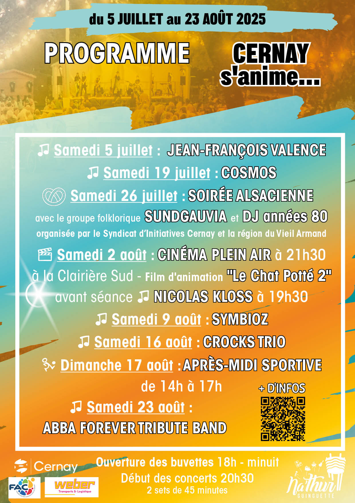On y voit une scène avec des musiciens dessus, des guirlandes lumineuses