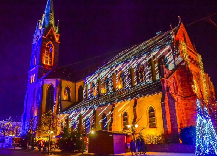 LE VILLAGE DU PERE NOEL ET L'HORLOGE MAGIQUE DU PERE NOEL