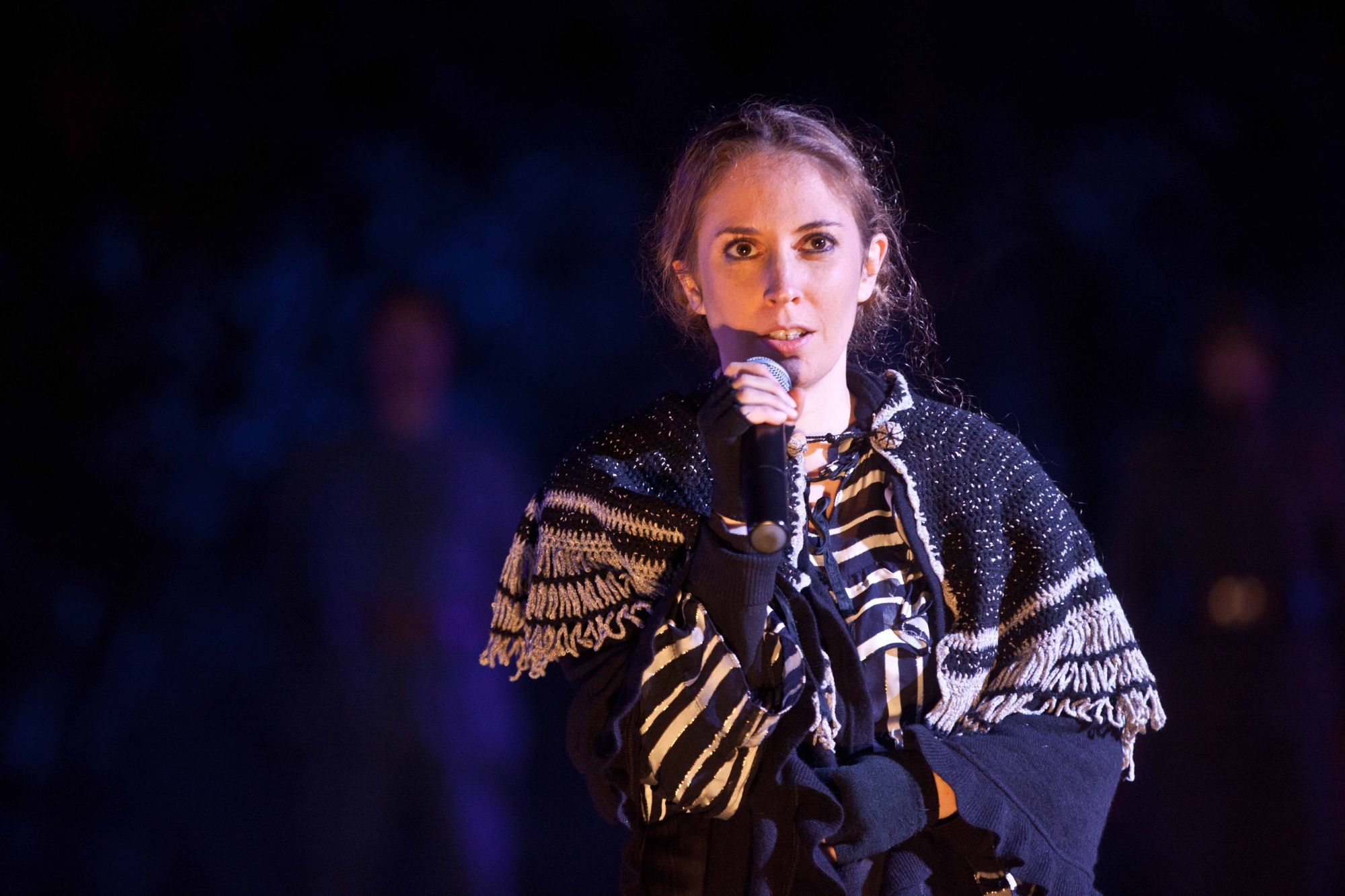 Laura GISSY avec un micro en main