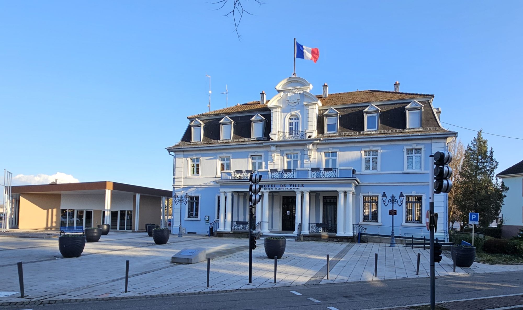 On y voit la mairie de Cernay et le batiment de la nouvelle salle du Conseil Municipal