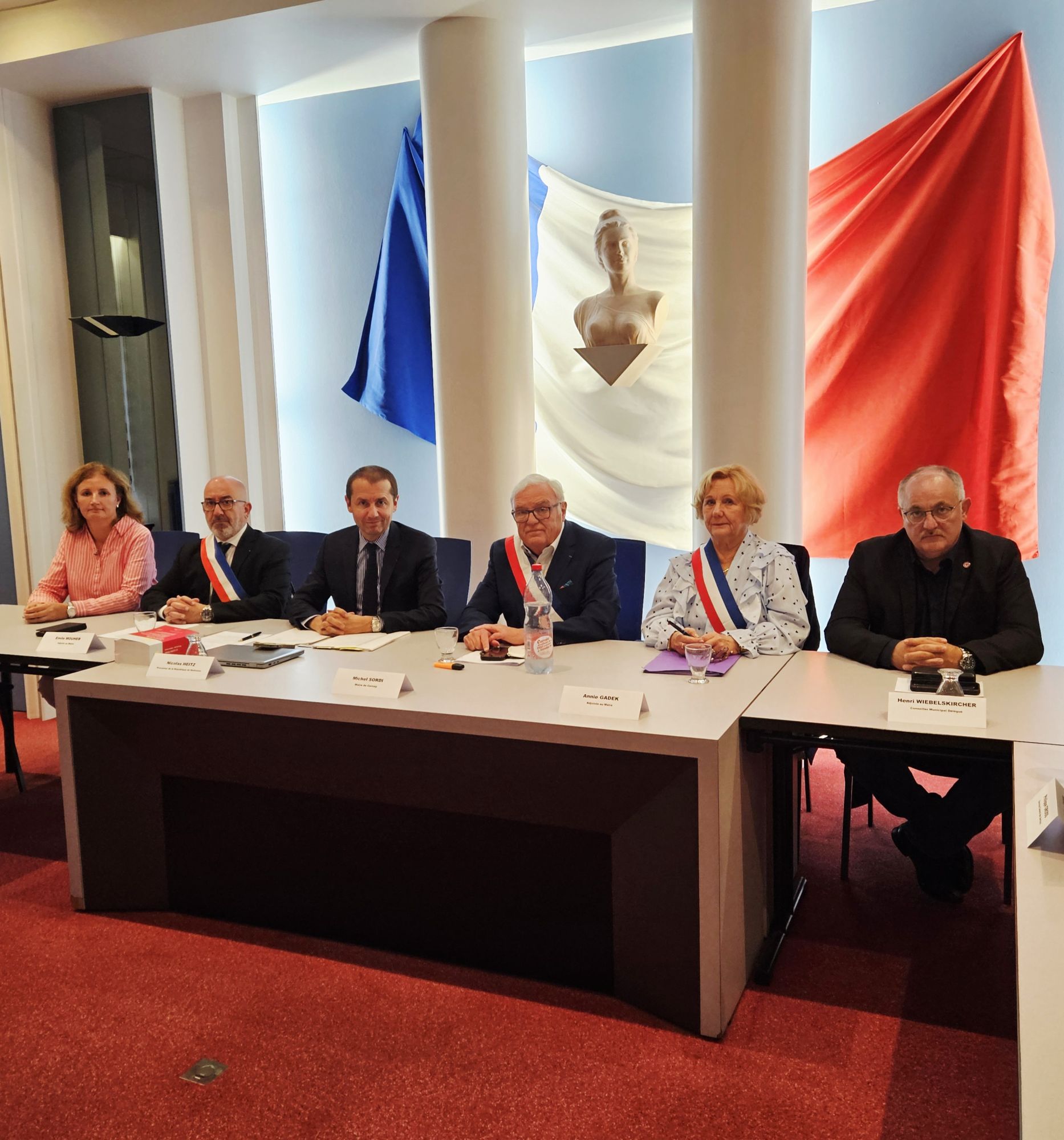 On y voit Michel Sordi, Maire de Cernay et Nicolas Heitz procureur de la r&eacute;publique