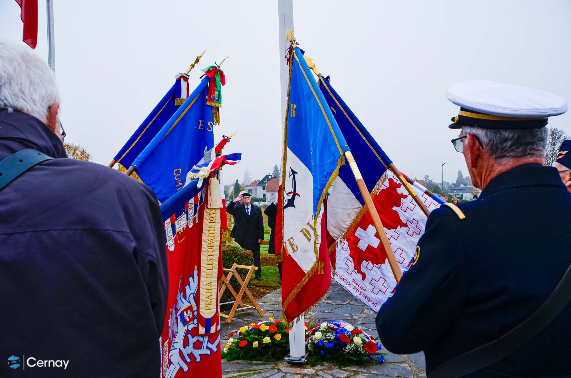 Commémoration du 11/11 à Cernay On y voit des portes drapeaux avec leurs drapeaux en cercle