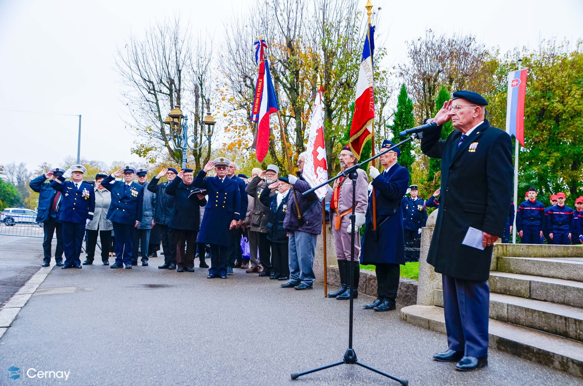 Commémotation du 11/11 à Cernay On y voit des personnalités et des militaires devant le monument aux morts de Cernay