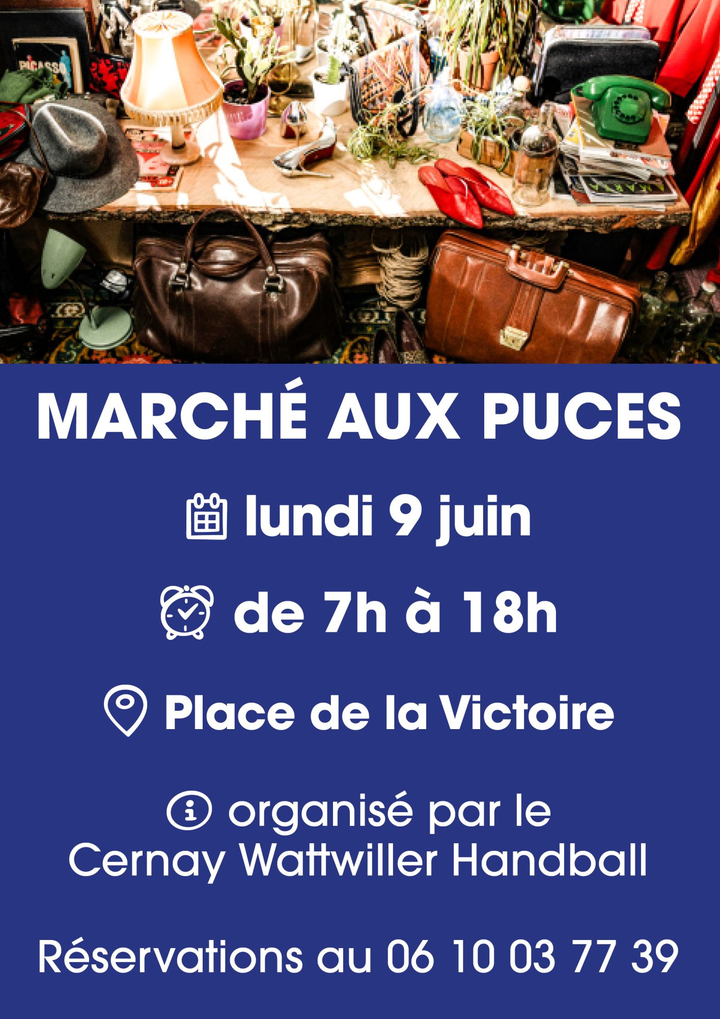 on y voit une table avec pleins d'ojbets de brocante.