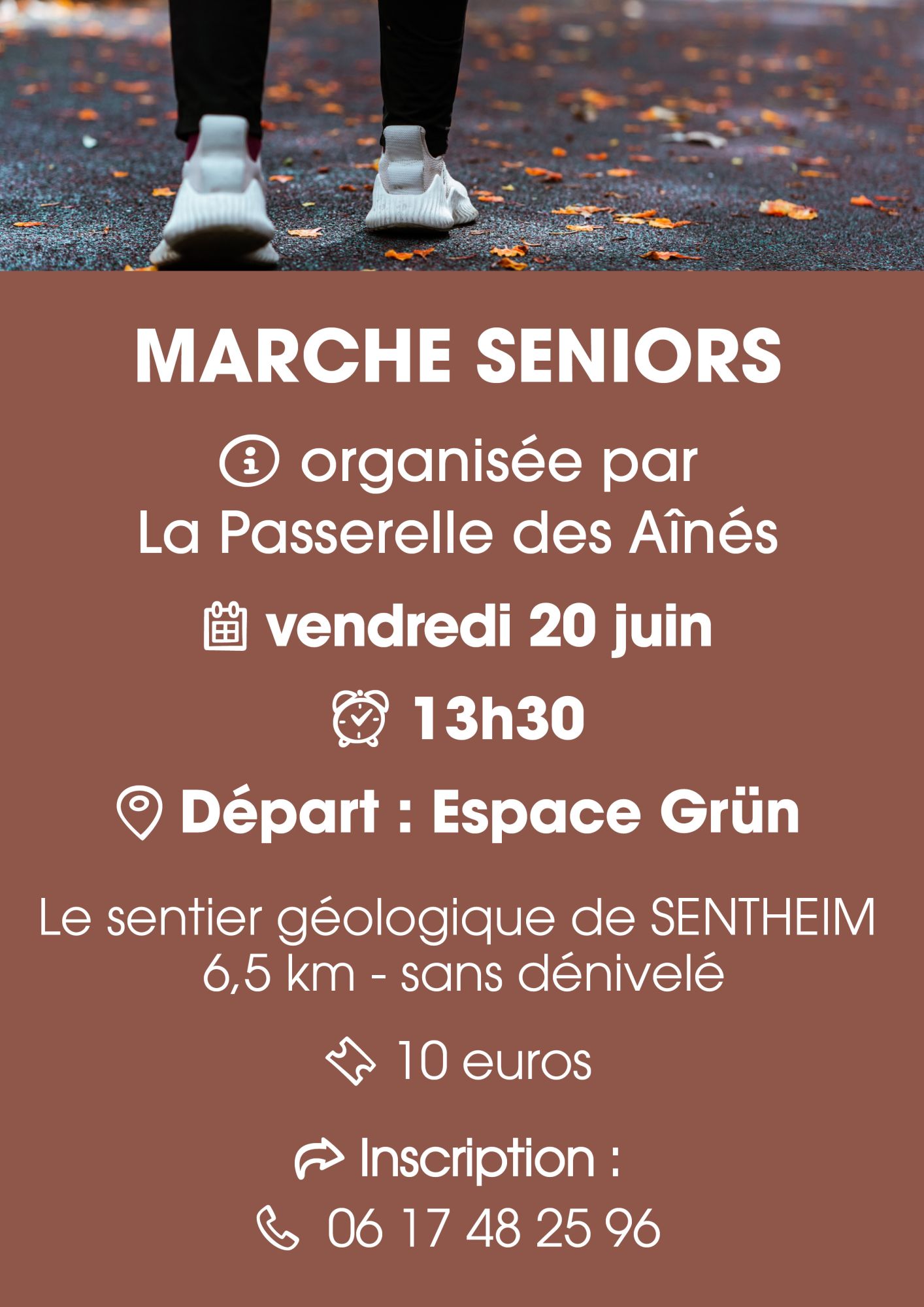 On y voit des pieds avec des baskets qui marchent sur un chemin