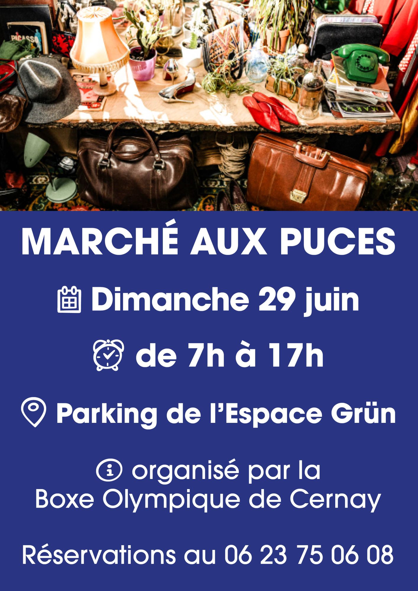 on y voit une table avec pleins d'ojbets de brocante.