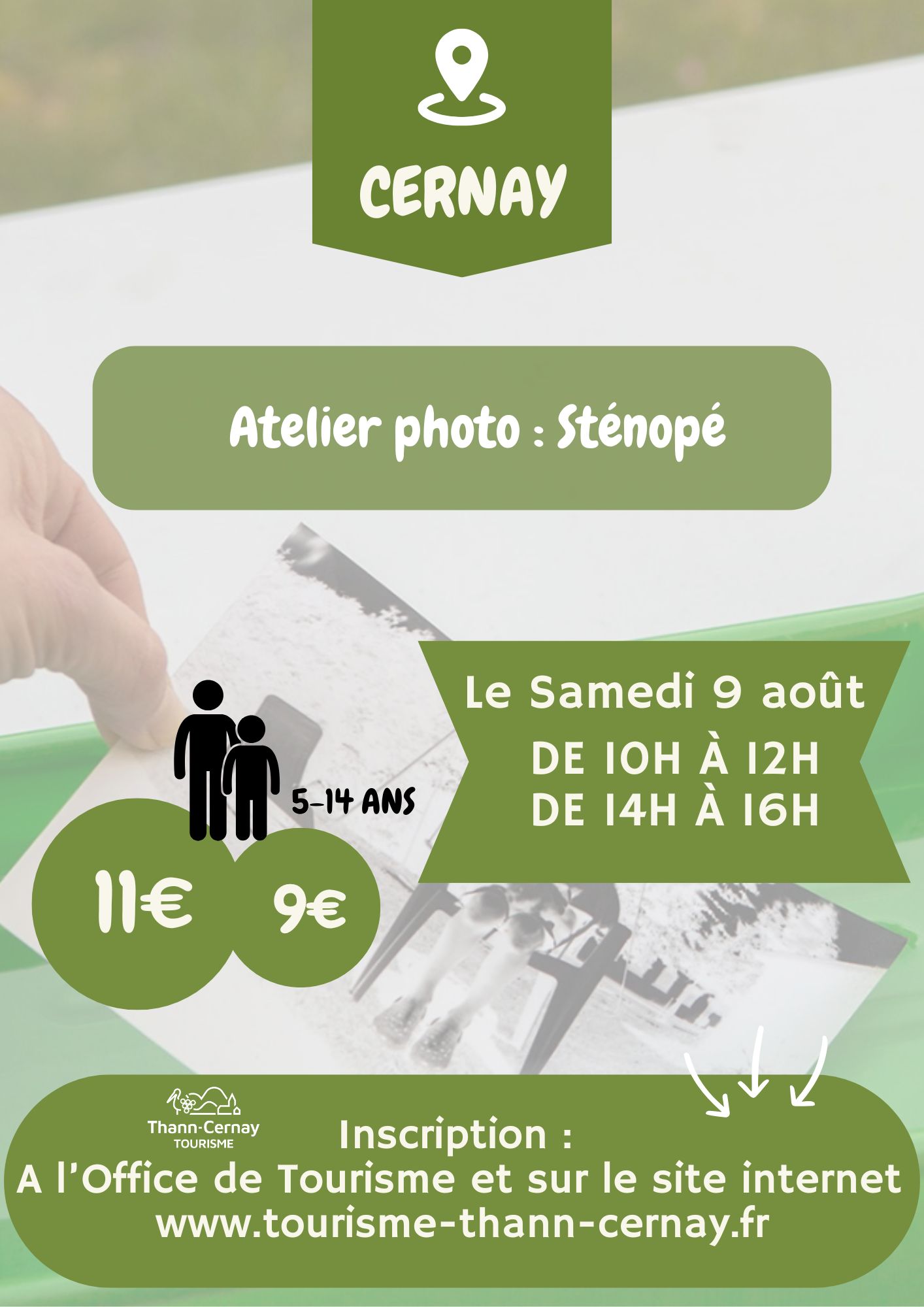 On y voit une main qui tient une photo noir et blanc