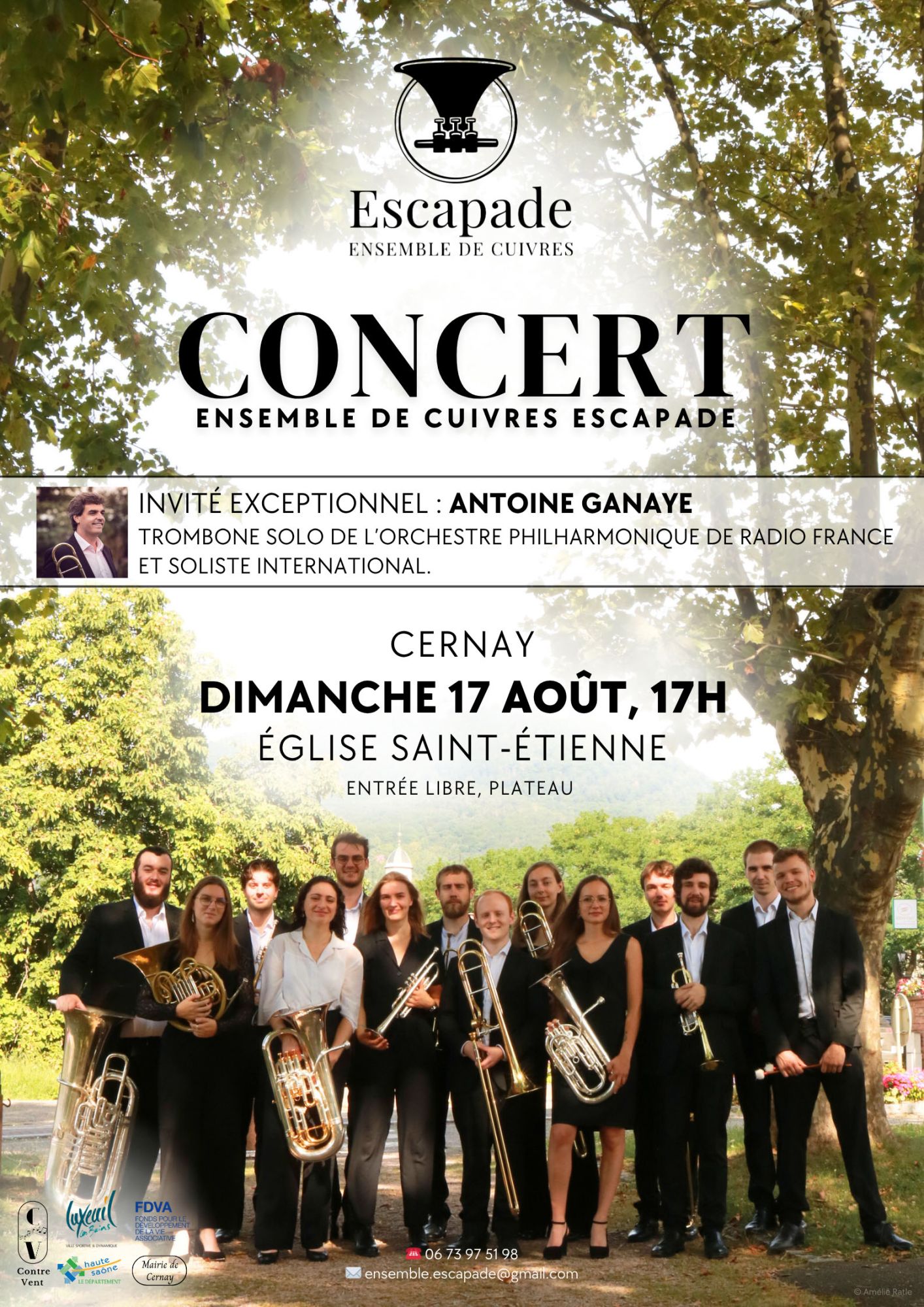 On y voit une photo de jeunes musiciens avec des instruments en cuivres entourés d'arbres verts