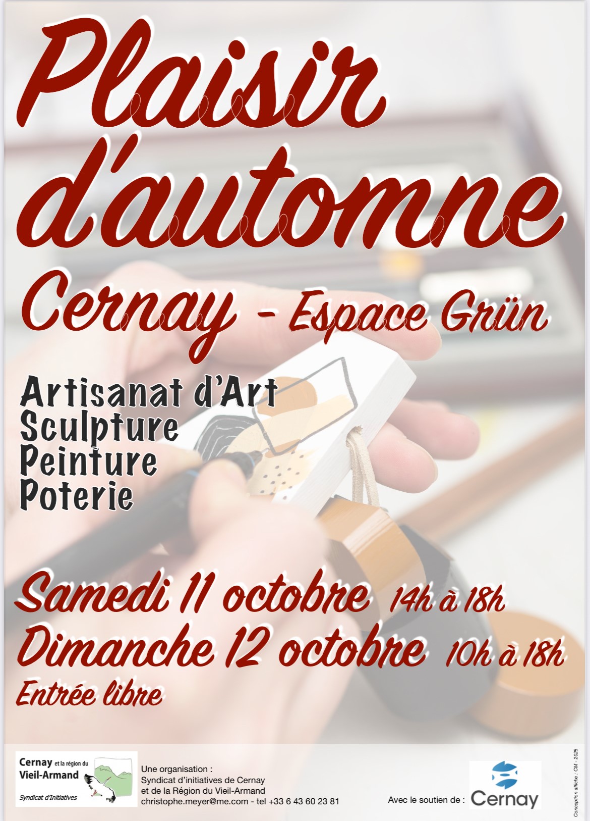 On y voit des mains qui tiennent un objet artisanal