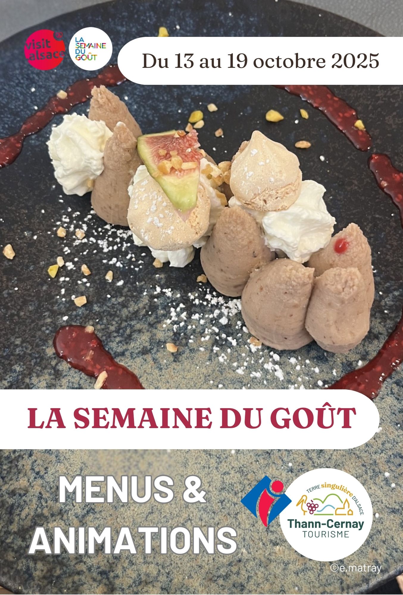 On y voit un dessert sur une assiette noir avec de la crème chantilly, crème de marron , de la figue et de la meringue