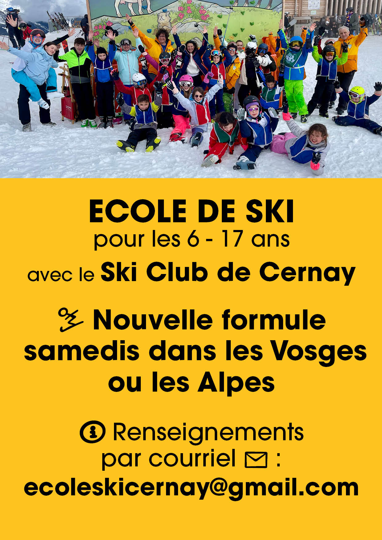 On y voit un groupe d'enfants en combinaison de ski en montagne