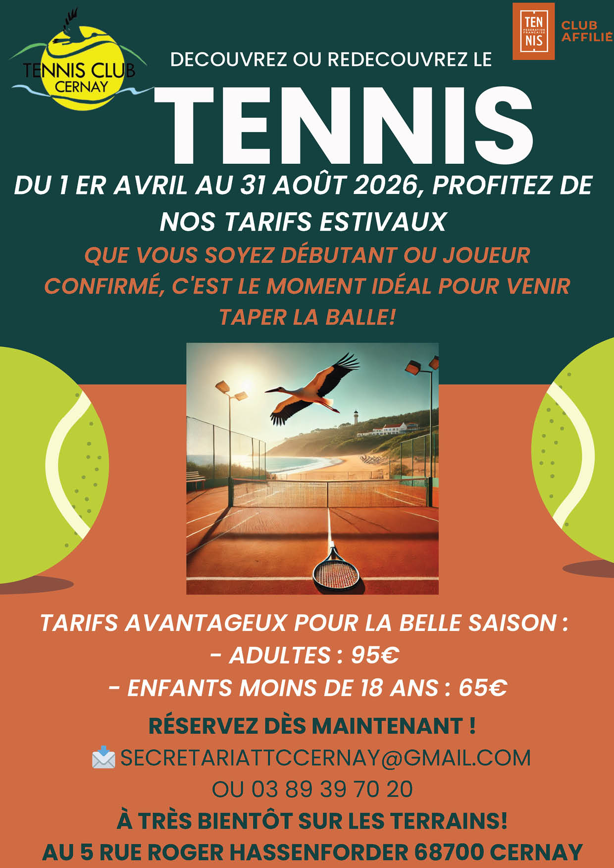 On y voit une cigogne qui vole au-dessus d'un terrain de tennis, en fond d'image on y voit une plade et un phare