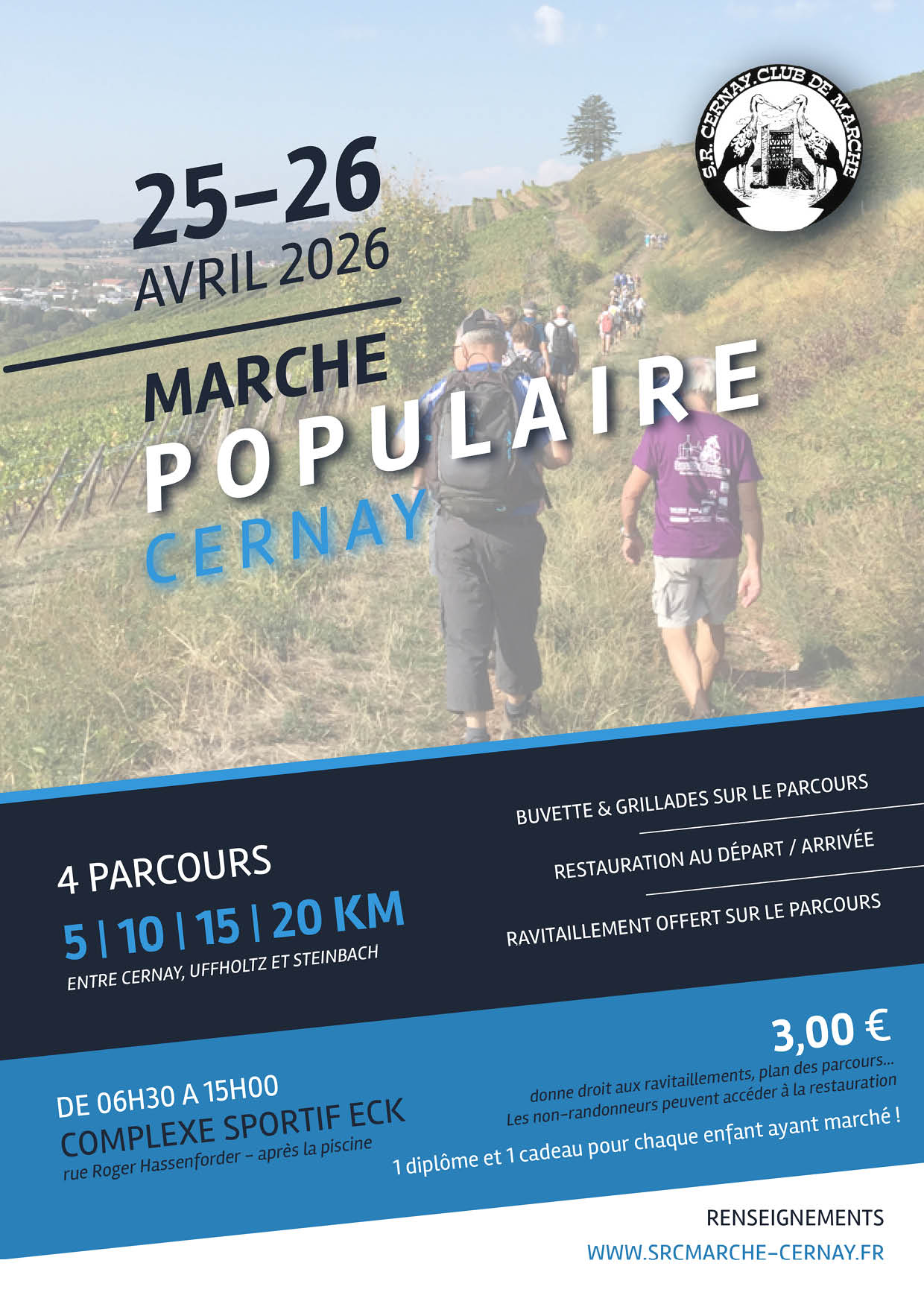 On y voit des marcheurs dans le vignoble.