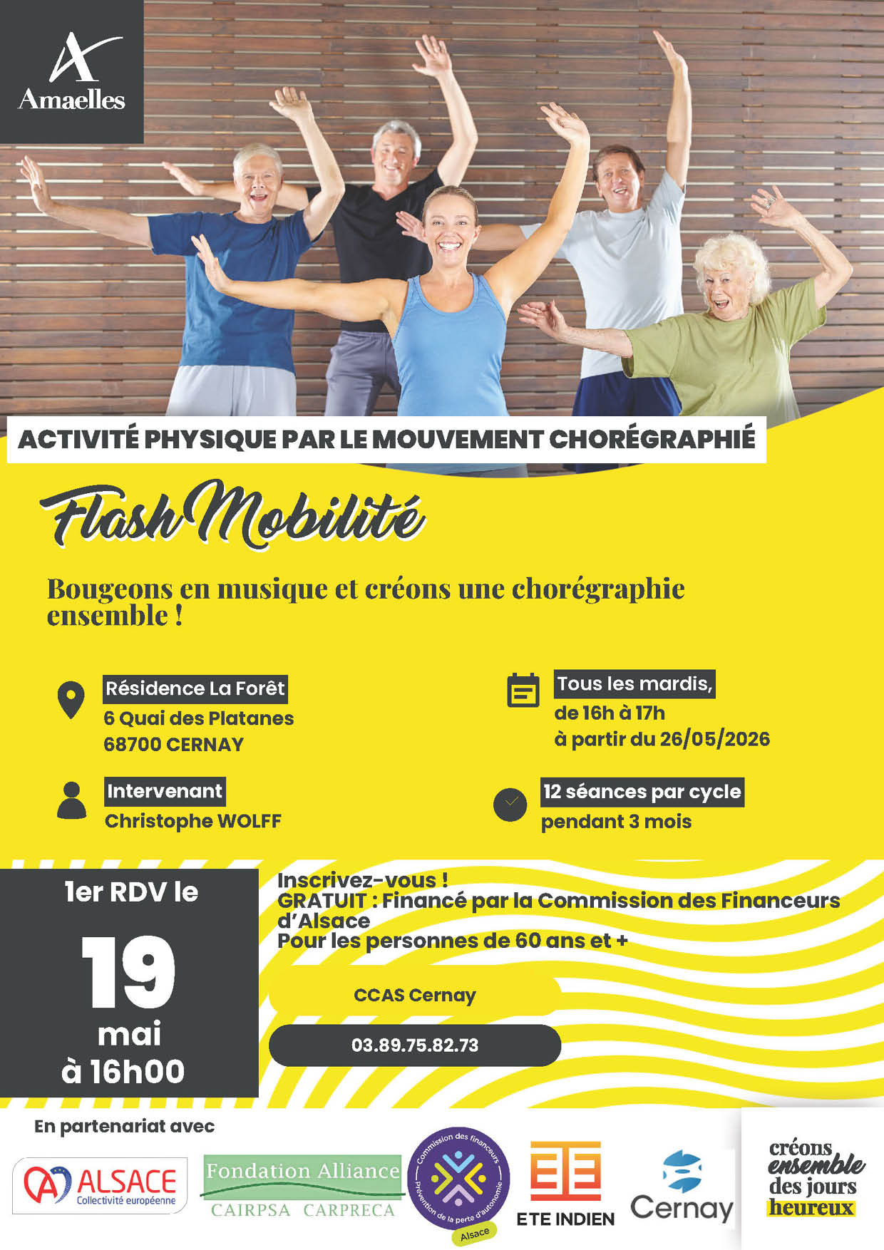 On y voit des seniors avec un prof qui font de la Gymnastique les bras lev&eacute;s