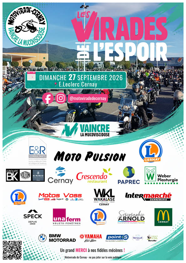 on y voit de nombreuses motos sur un parking