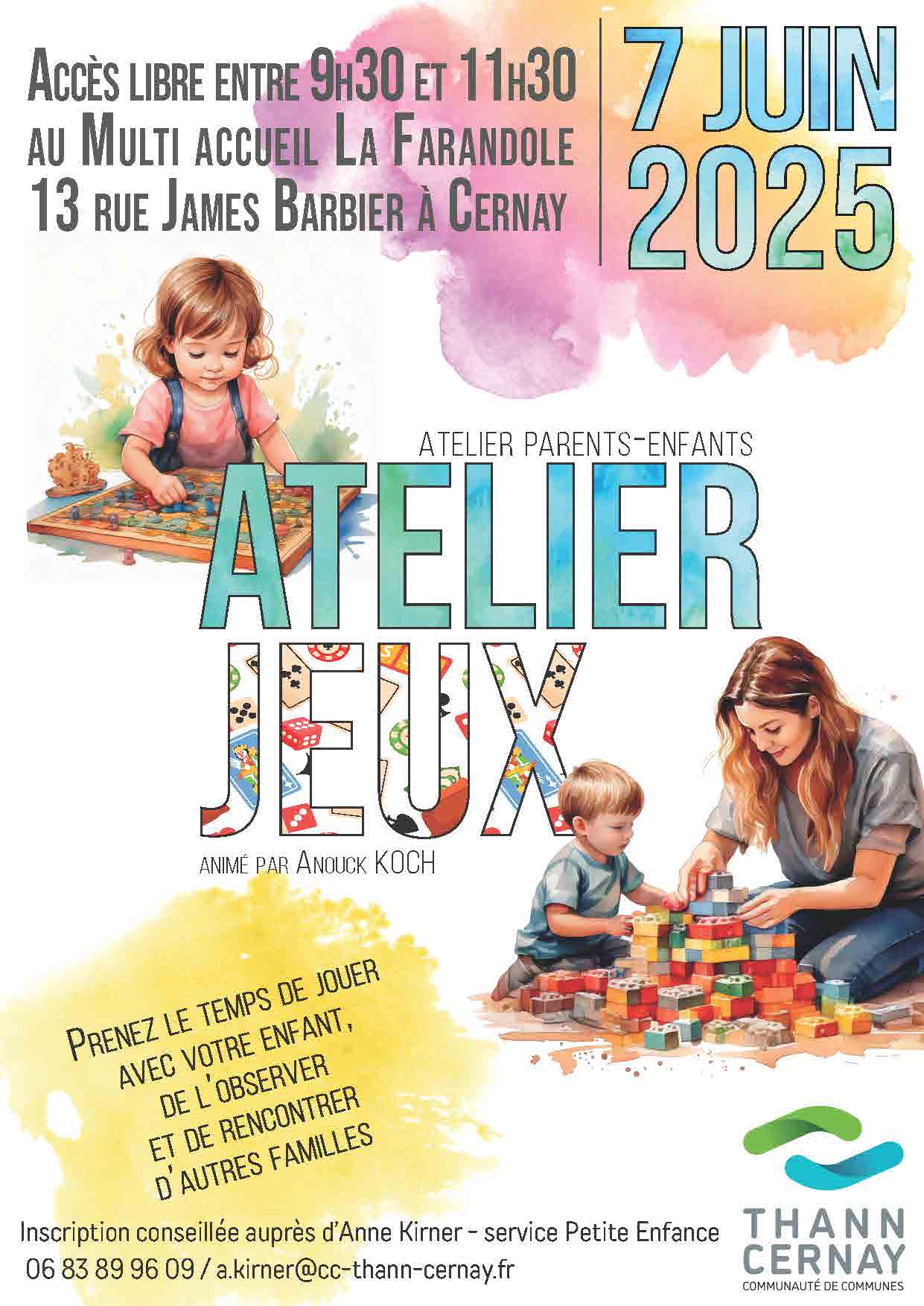 On y voit des enfants qui jouent à des jeux de construction et un adulte qui les acoompagne.