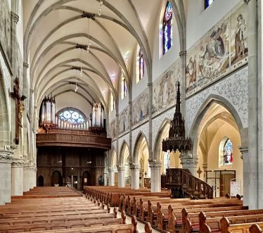 Eglise St Etienne de Cernay - on y voit l'orgue en fon d'image, ainsi que les bancs de l'église