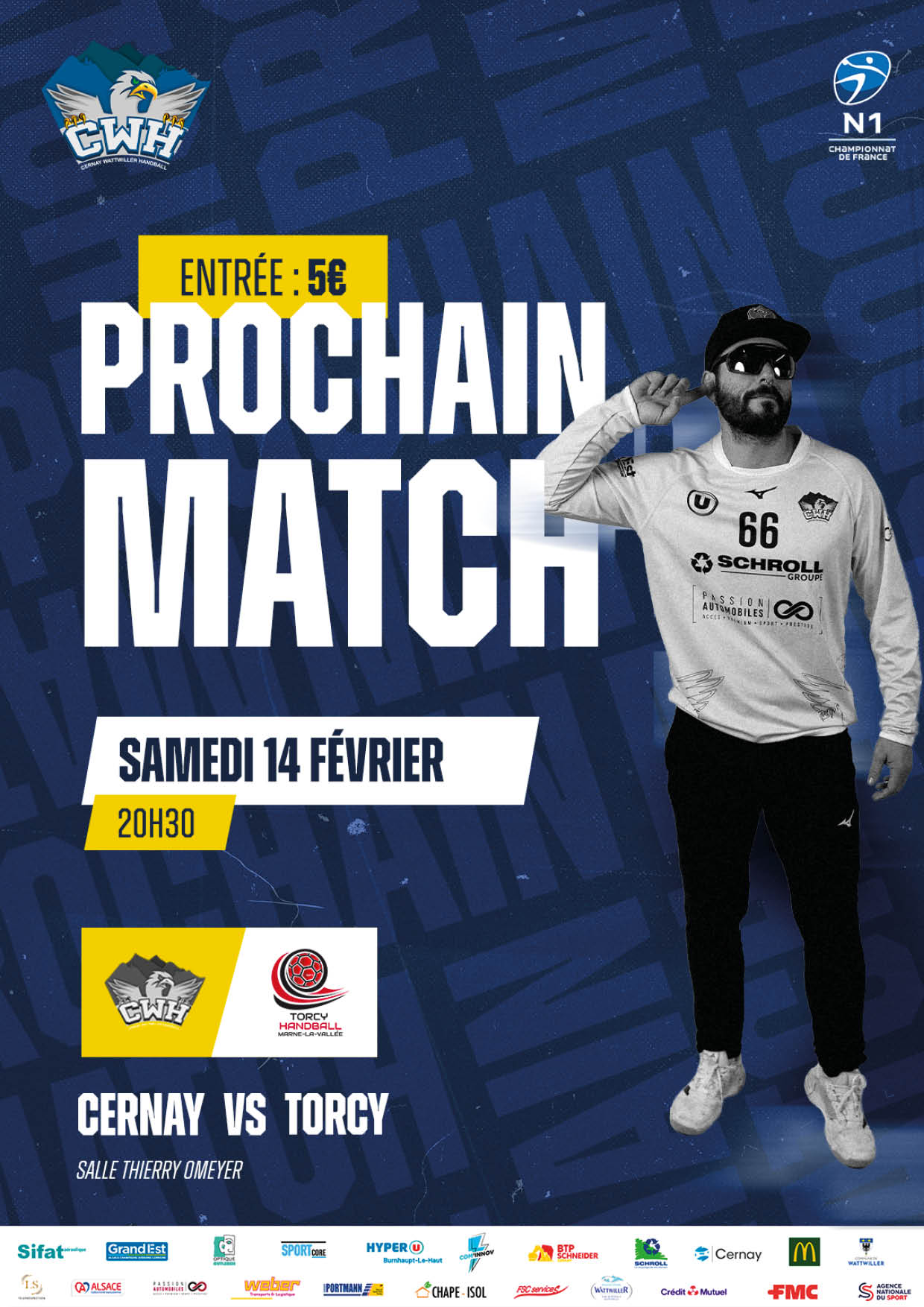 On y voit un gardien de handball, avec une casquette, des lunettes de soleil et une main sur l'oreille droite