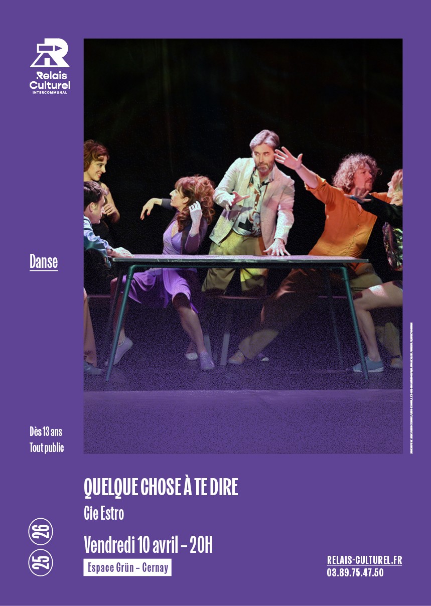 On y voit des com&eacute;diens sur sc&egrave;ne autour d'une table.