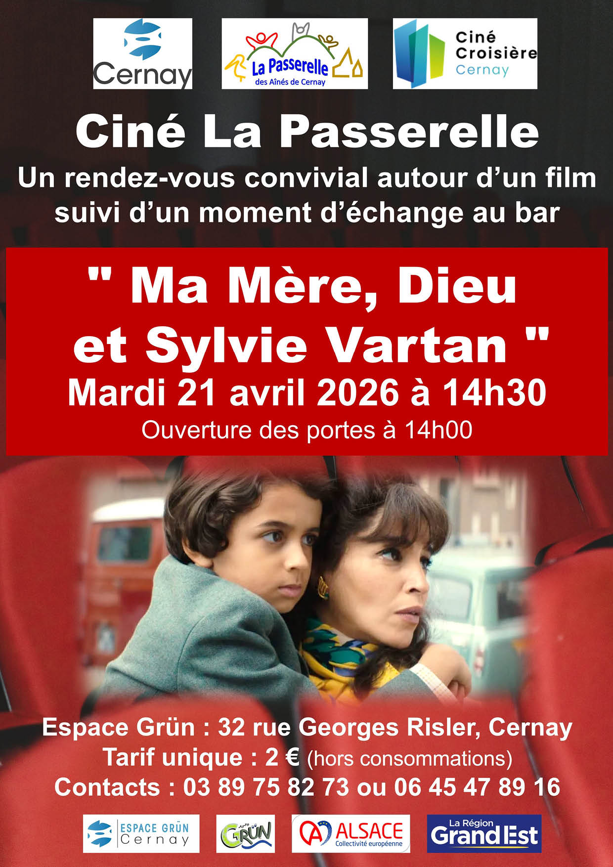 On y voit les fauteuils de la salle de spectacle de l'Espace Gr&uuml;n de Cernay, ainsi que la sc&egrave;ne et son rideau noir