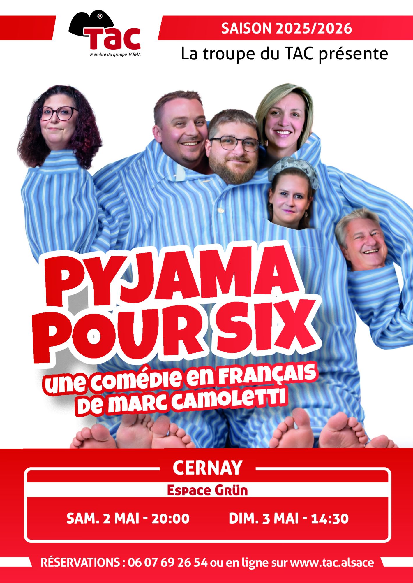 On y voit un pyjama ray&eacute; avec six t&ecirc;tes de com&eacute;diens &agrave; l'int&eacute;rieur