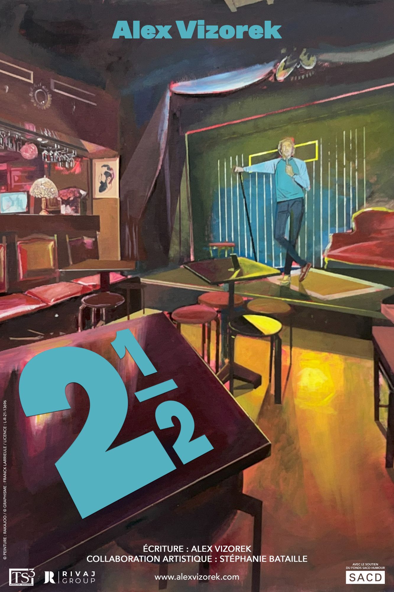 On y voit l'artiste debout en mode stand-up dans un restaurant/caf&eacute;