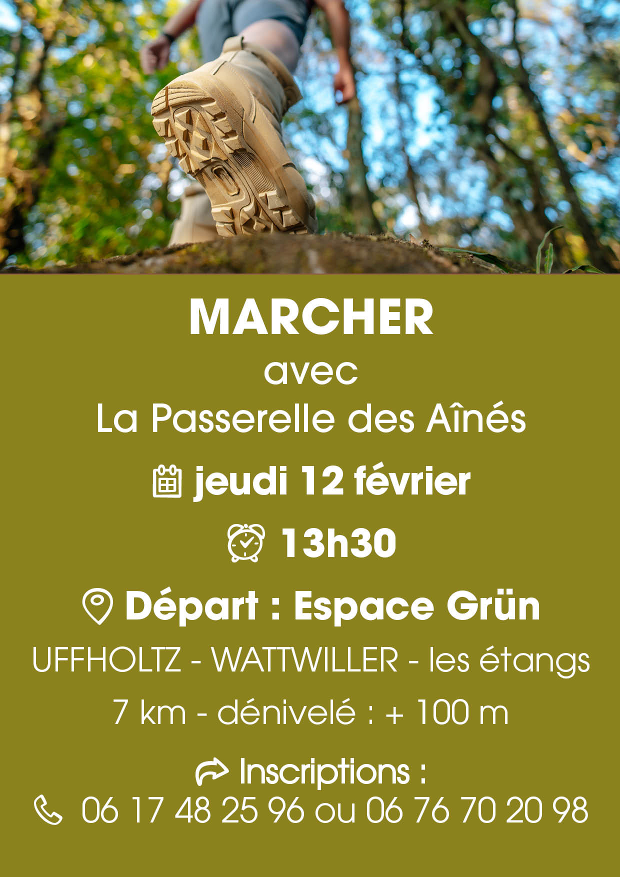 On y voit des pieds dans une for&ecirc;t avec des chaussures de randonn&eacute;e