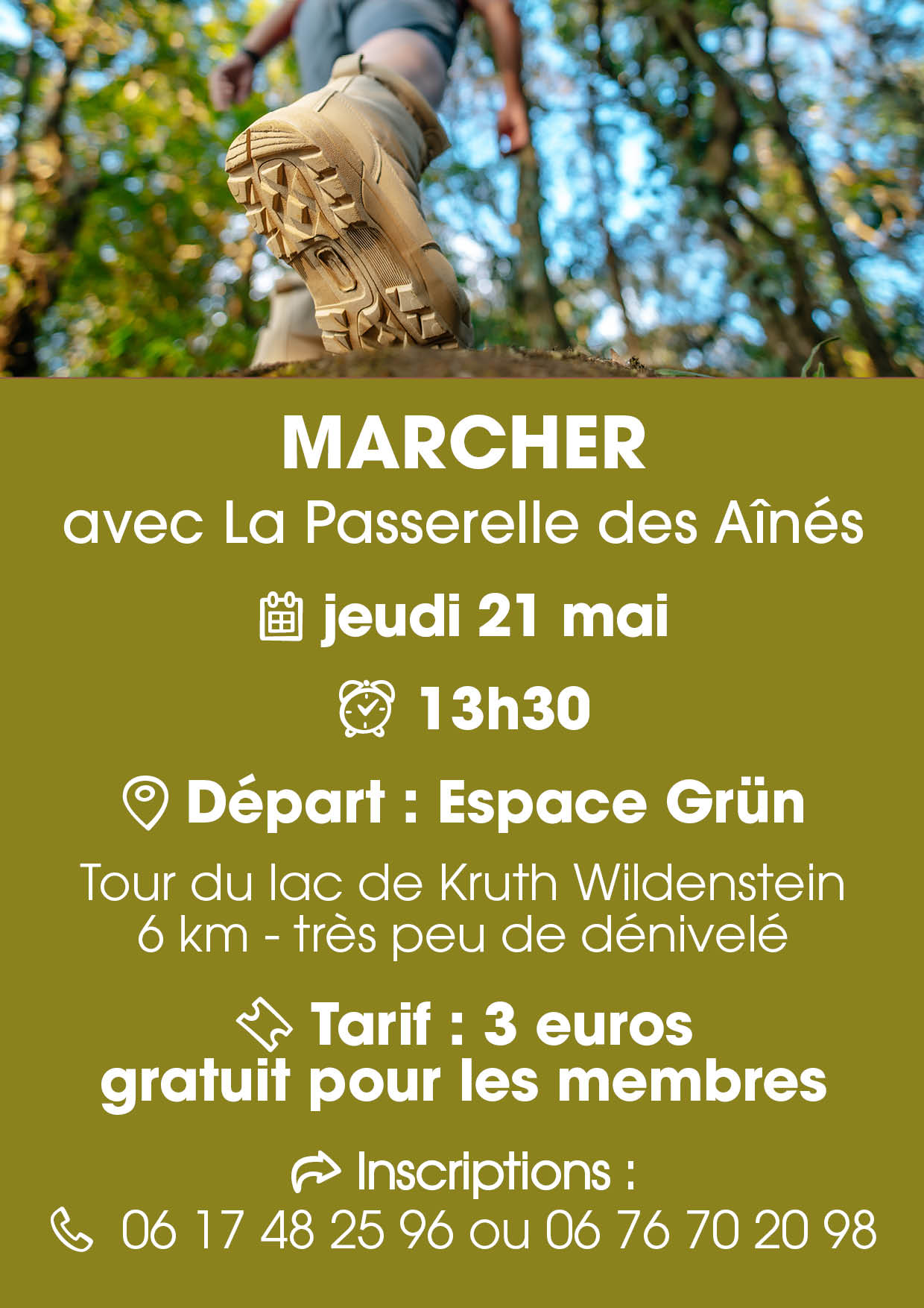On y voit les pieds d'un marcheurs dans une for&ecirc;t.