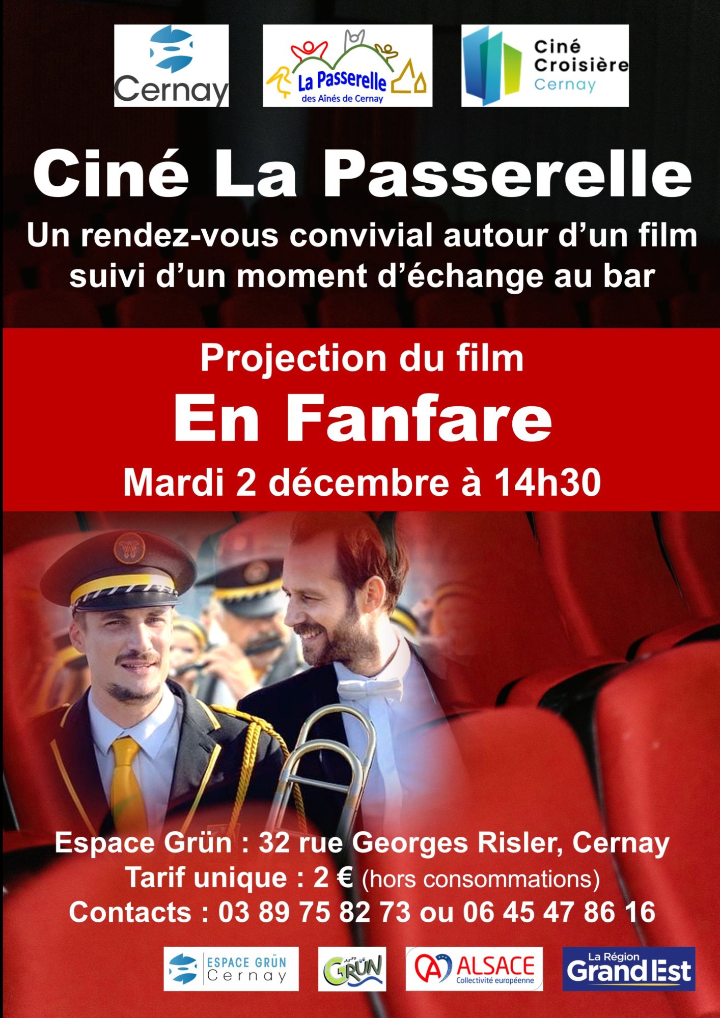 On y voit des fauteuils de cinéma rouges et l'affiche du film La Fanfare