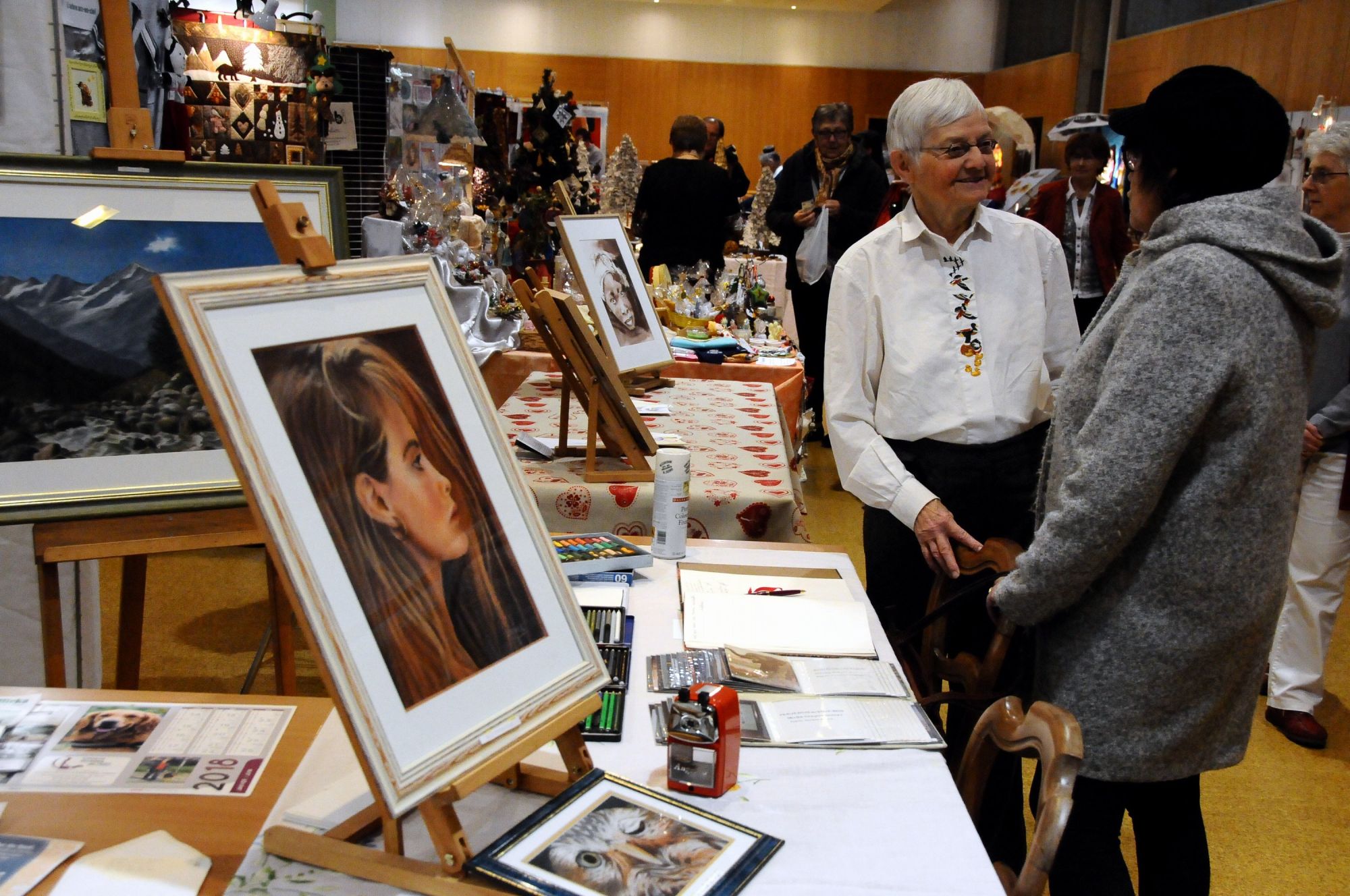 On y voit des stands avec des artistes d'art créatif