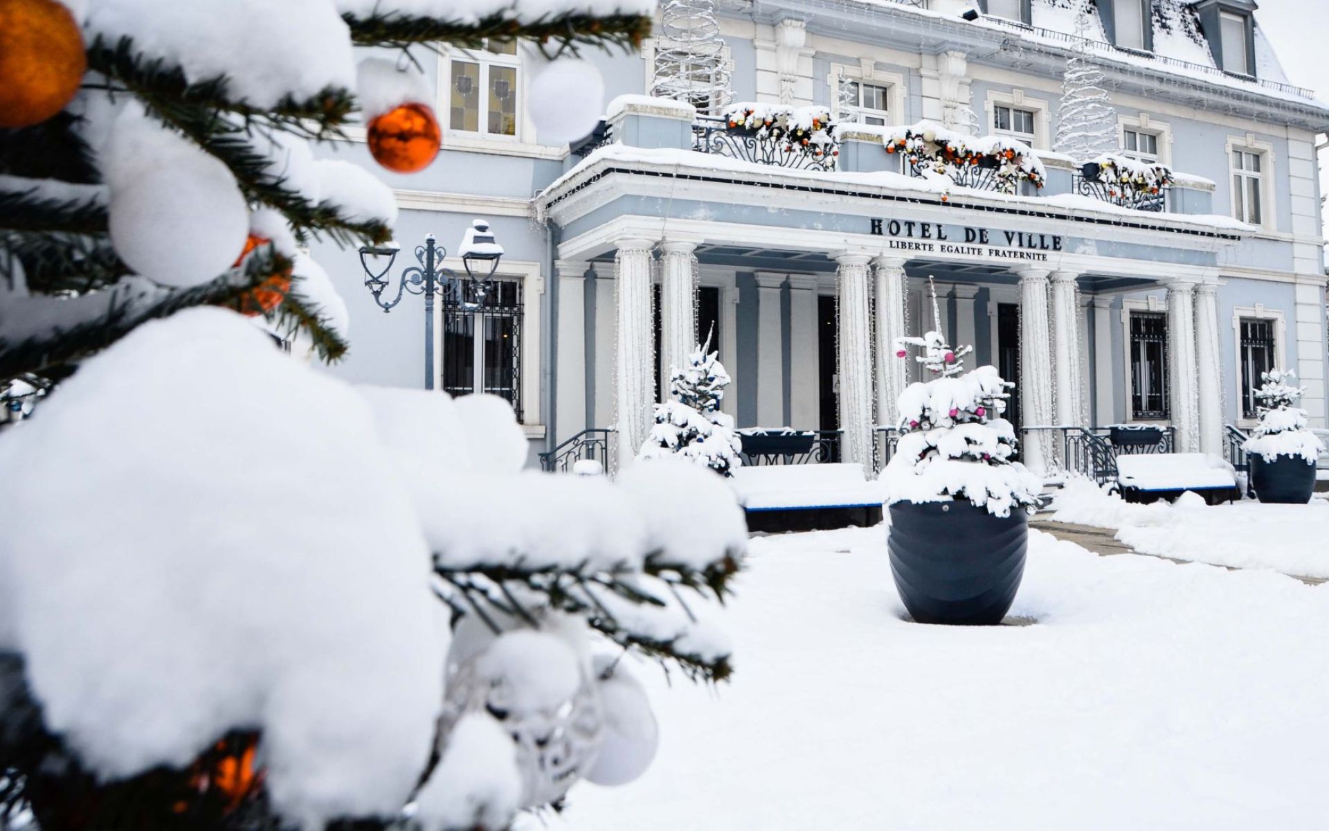 Mairie sous la neige