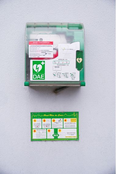 Défibrilateur mairie Défibrilateur vert devant la mairie