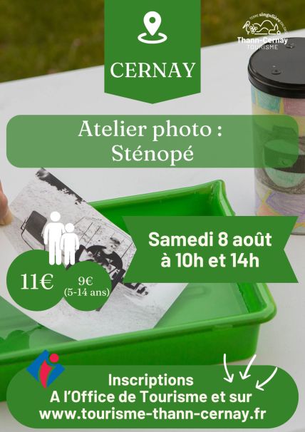 Atelier photo de l'OTTC du 08-08-26 On y voit un bac avec du liquide et une photo qui y trempe.