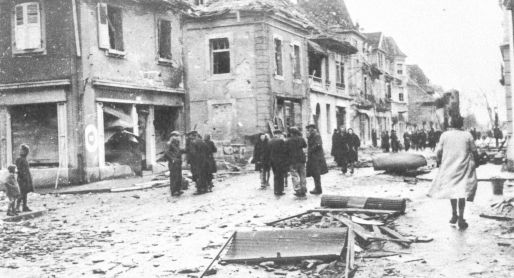 La population sort enfin des abris - 1945