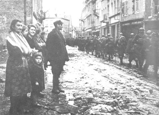 Passage des troupes françaises - rue Poincaré - 1945